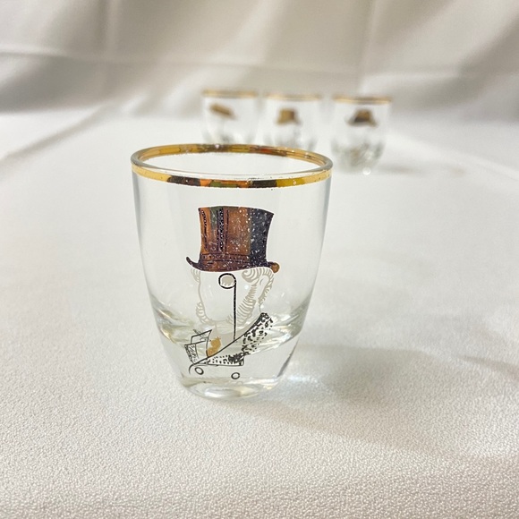 4 unique shot glasses - Picture 5 of 5